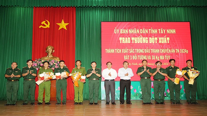 Lãnh đạo tỉnh Tây Ninh khen thưởng Ban chuyên án.