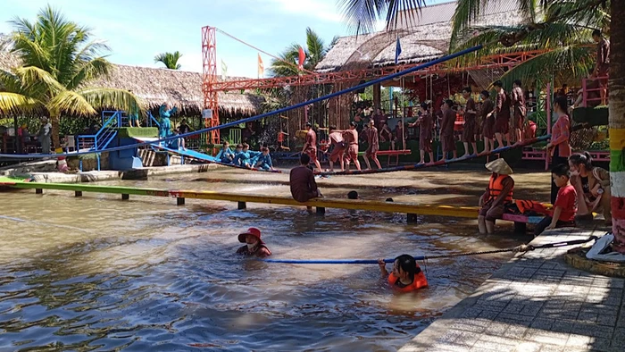 Du khách tham gia trò chơi dưới nước tại Làng du lịch Ông Đề.