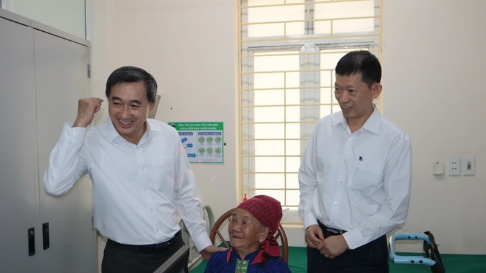 Thứ trưởng Y tế Trần Văn Thuấn tại buổi thăm khám sức khỏe cho bà con vùng cao tỉnh Điện Biên. 