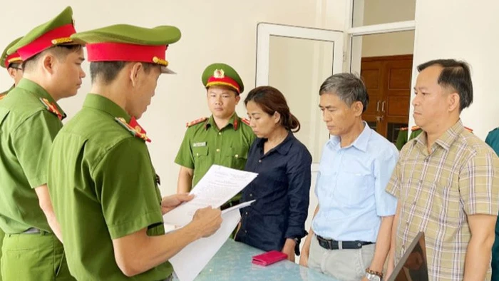 Cơ quan Cảnh sát điều tra Công an tỉnh Quảng Nam tống đạt các quyết định đối với 3 bị can về tội nhận hối lộ