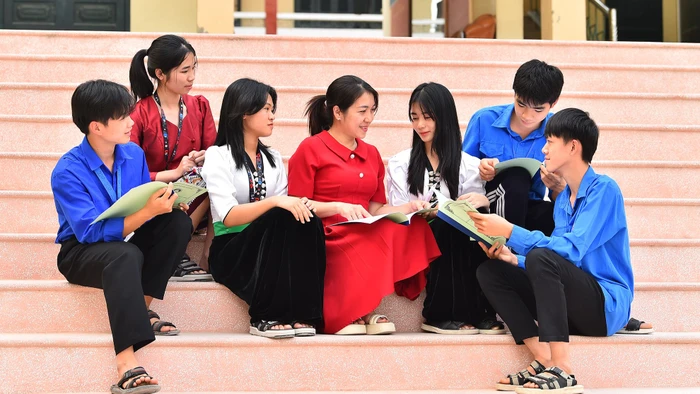 Nhà trường có nhiệm vụ giáo dục và đào tạo học sinh dân tộc nội trú hoàn thành chương trình giáo dục THPT; tạo nguồn nhân lực chất lượng cao cho các xã, huyện, thị xã, thành phố của tỉnh Điện Biên và vùng Tây Bắc; tạo nguồn cán bộ là người dân tộc thiểu số cho tỉnh Điện Biên.