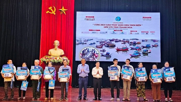 Nguyên Phó Thủ tướng Thường trực Chính phủ trao tặng vật tư "Cùng ngư dân thắp sáng đèn trên biển.