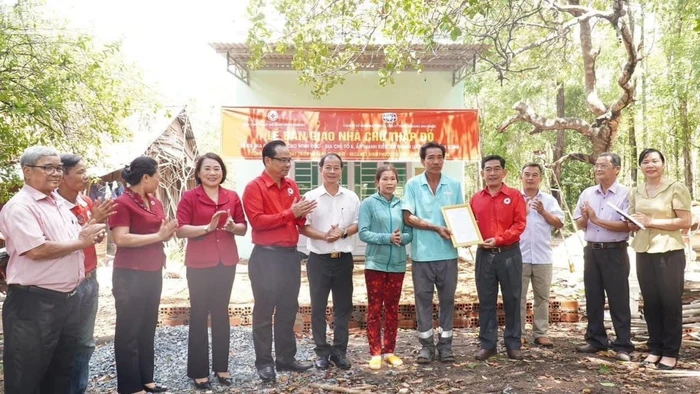 Hội Chữ thập đỏ tỉnh Bình Phước trao nhà "chữ thập đỏ" cho gia đình khó khăn về nhà ở.
