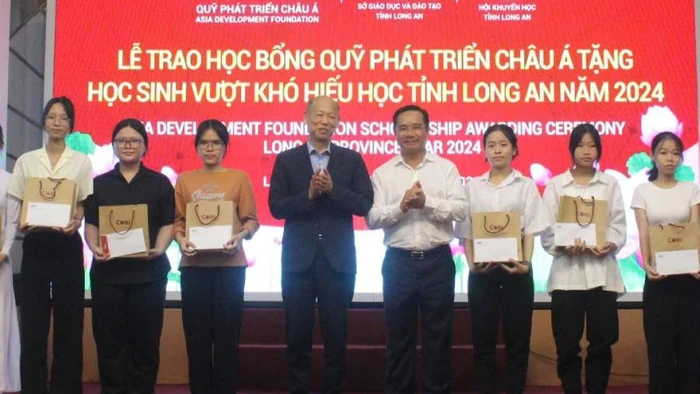 Bí thư Tỉnh ủy Long An Nguyễn Văn Được, Chủ tịch Tập đoàn COBI, Chủ tịch Quỹ Phát triển Châu Á (ADF) Kim Joon IL trao học bổng cho học sinh, sinh viên vượt khó hiếu học tỉnh Long An.