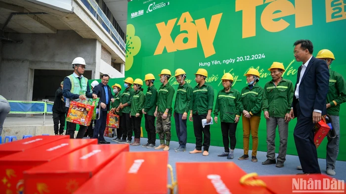 Ngày 20/12, hoạt động trọng điểm của chương trình “Xây Tết 2025” đã diễn ra tại công trường Ecopark, huyện Văn Giang, tỉnh Hưng Yên. Tại sự kiện, gần 2.600 phần quà đã được trao tặng cho các công nhân đang ngày đêm miệt mài lao động.