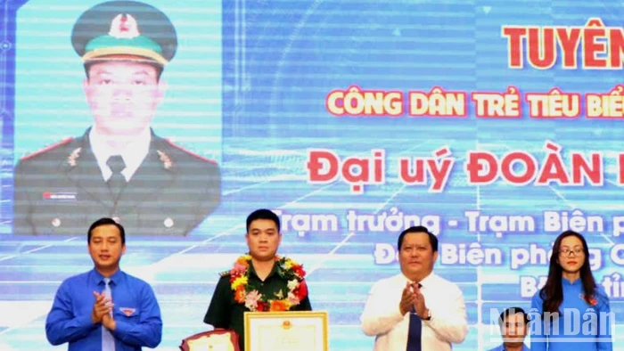 Lãnh đạo tỉnh Long An trao Bằng khen cho Đại úy Đoàn Nguyên Khang - Trạm trưởng Trạm Biên phòng cửa khẩu Mỹ Quý Tây (Đức Huệ, Long An).