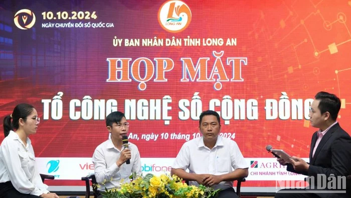 Các thành viên Tổ công nghệ số tại các địa phương tọa đàm chia sẻ kinh nghiệm tại buổi họp mặt. 