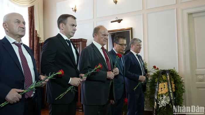 Chủ tịch Gennady Zyuganov và lãnh đạo Đảng Cộng sản Liên bang Nga viếng Tổng Bí thư Nguyễn Phú Trọng.
