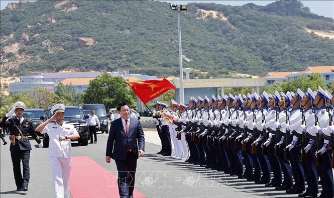 Chủ tịch Quốc hội Vương Đình Huệ đến thăm Lữ đoàn tàu ngầm 189. 