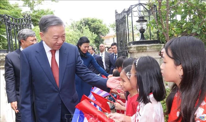 Tổng Bí thư, Chủ tịch nước Tô Lâm và Phu nhân với thiếu nhi Việt Nam tại Cuba. (Ảnh: Lâm Khánh/TTXVN)