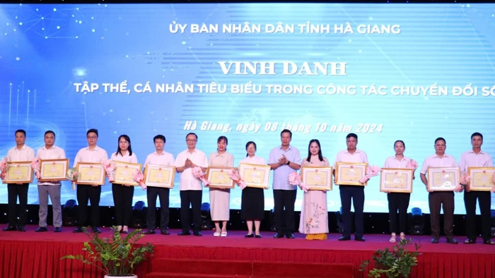 Lãnh đạo tỉnh Hà Giang tặng bằng khen cho các tập thể, cá nhân có thành tích xuất sắc trong công tác chuyển đổi số.