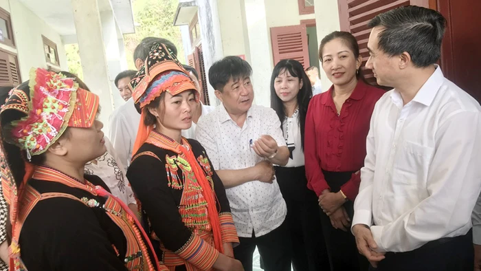 Thứ trưởng Y tế Trần Văn Thuấn trao đổi với đội ngũ cô đỡ thôn bản tại xã Mù Sang (huyện Phong Thổ, tỉnh Lai Châu).