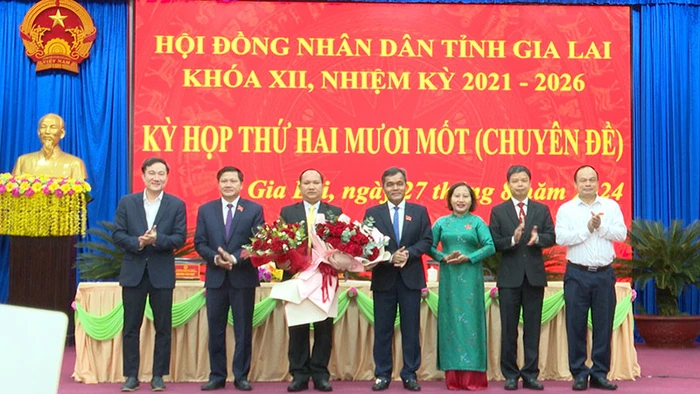 Đại diện lãnh đạo Tỉnh ủy, Hội đồng nhân dân, Ủy ban nhân dân tỉnh tặng hoa chúc mừng đồng chí Rah Lan Chung.