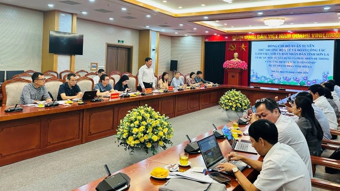 Đoàn giám sát của Bộ Y tế làm việc với Ủy ban nhân dân tỉnh Sơn La.