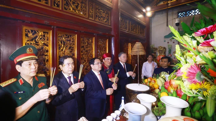 Thủ tướng Phạm Minh Chính và các đồng chí lãnh đạo dâng hương tại Đền Thượng.