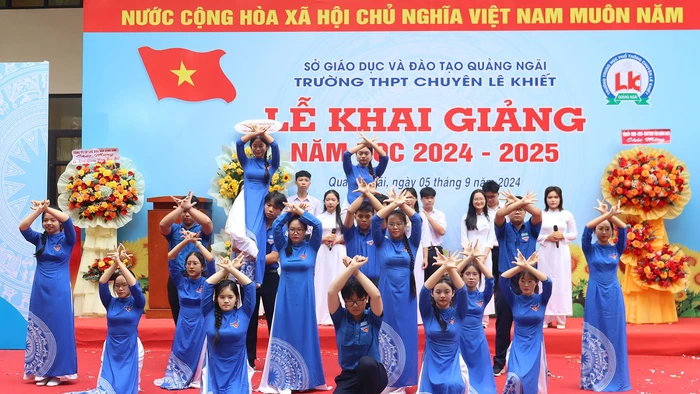 Lễ giảng năm học mới 2024-2025 tại các trường học ở Quảng Ngãi diễn ra trong không khí vui tươi, phấn khởi.