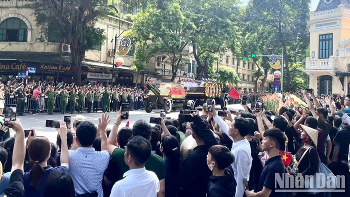 Đoàn xe chở linh cữu Tổng Bí thư Nguyễn Phú Trọng di chuyển qua phố Hàng Khay trong niềm tiếc thương vô hạn của nhân dân. (Ảnh: ĐÌNH TUẤN)