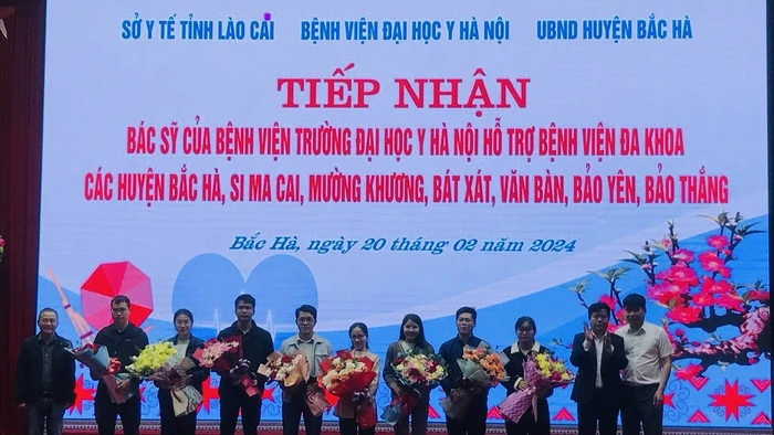 Giám đốc Bệnh viện Đại học Y Hà Nội trao quyết định phân công các bác sĩ về hỗ trợ các huyện trên đại bàn tỉnh Lào Cai
