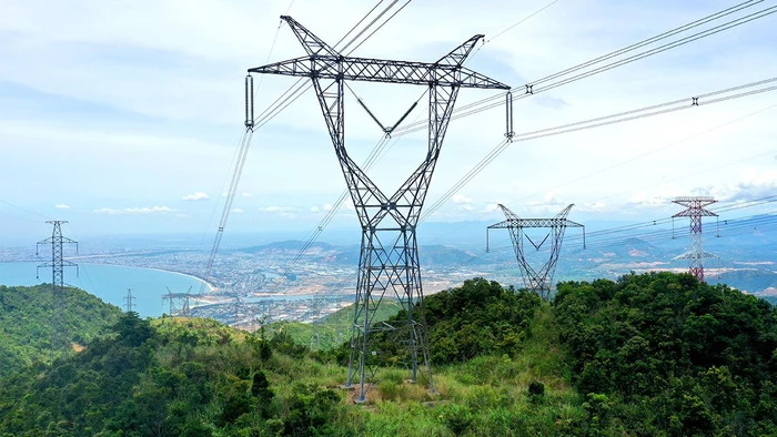 Đường dây 500 kV Bắc-Nam mạch 1 là một trong những công trình biểu tượng cho sự quyết đoán, sáng tạo, dám nghĩ, dám làm, dám chịu trách nhiệm của lãnh đạo Đảng, Nhà nước trong giai đoạn Việt Nam bước vào thời kỳ đổi mới. Ảnh: Ngọc Hà