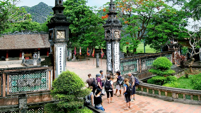 Ðền Vua Ðinh nằm trong quần thể danh thắng Tràng An - Di sản văn hóa và thiên nhiên thế giới được UNESCO ghi danh. (Ảnh TRƯỜNG HUY)
