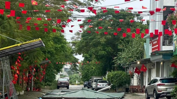 Dông lốc cuốn bay mái nhà người dân tại phường Tích Sơn, thành phố Vĩnh Yên.