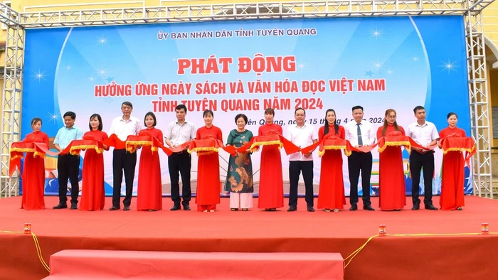 Các đại biểu cắt băng khai mạc Ngày Sách và Văn hóa đọc Việt Nam tỉnh Tuyên Quang năm 2024.