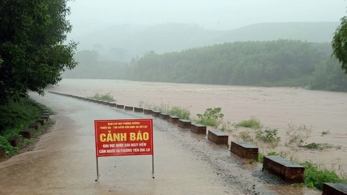 Nước sông Cẩm Đàn tại huyện Sơn Động, tỉnh Bắc Giang dâng cao, gây chia cắt cục bộ một số xã.