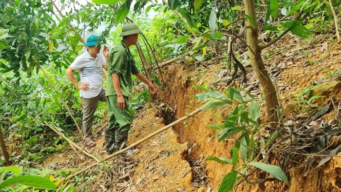 Vết nứt sườn núi thuộc khu Dốc Chợ, xã Trường Sơn, huyện Lục Nam. (Ảnh: BBG) 