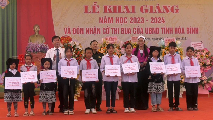 Ban Chỉ huy quân sự huyện Đà Bắc tặng xe đạp cho học sinh Trường THCS Cao Sơn nhân dịp khai giảng năm học 2023-2024.