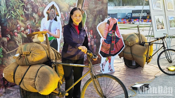  Người dân thành phố Thanh Hóa trải nghiệm chiếc xe đạp thồ lịch sử trưng bày, giới thiệu tại quảng trường Lam Sơn. (Ảnh: MAI LUẬN)