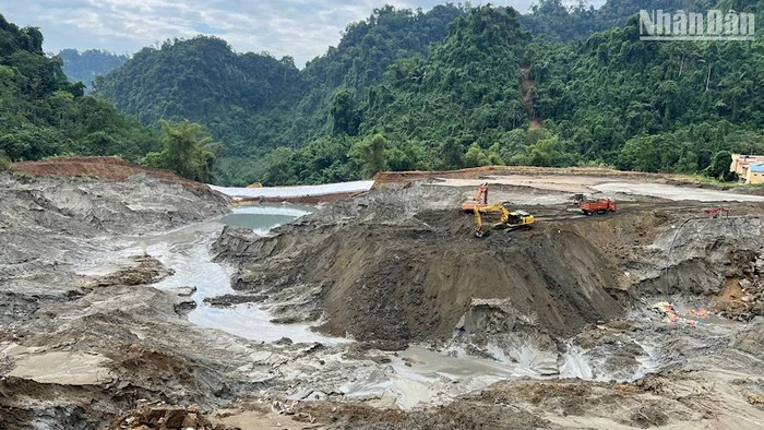 Hơn 1.000m3 bùn thải chảy qua vị trí vỡ đập để lại một lòng hố sâu trong giữa hồ chứa số 1. (Ảnh: TUẤN SƠN)