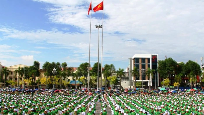 Đông đảo thiếu niên, học sinh tham dự buổi lễ.