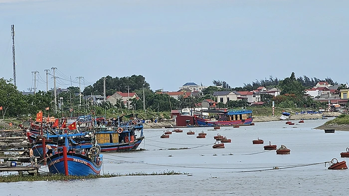 Phương tiện nghề cá neo đậu tại âu thuyền ở xã Quảng Thạch, huyện Quảng Xương, tỉnh Thanh Hóa.