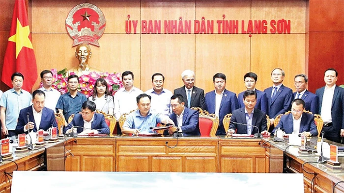 Lãnh đạo UBND tỉnh Lạng Sơn ký kết hợp đồng thực hiện dự án với liên danh các nhà đầu tư. (Ảnh GIA KHÁNH)