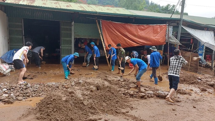Đoàn viên thanh niên huyện Điện Biên Đông hỗ trợ người dân bản Suối Lư khắc phục hậu quả lũ quét xảy ra vào rạng sáng 10/5 vừa qua.