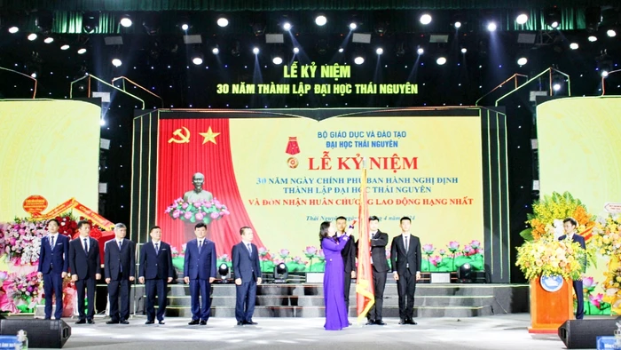 Quyền Chủ tịch nước Võ Thị Ánh Xuân thực hiện nghi thức trao tặng Huân chương Lao động hạng Nhất cho Đại học Thái Nguyên.