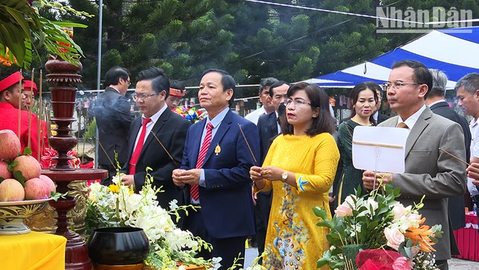 Tập thể lãnh đạo huyện Đăk Hà thành kính dâng hương tưởng nhớ công ơn các Vua Hùng.