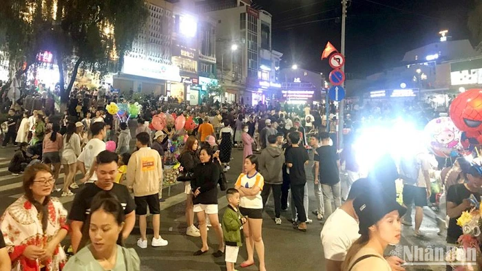 Không khí sôi động tại phố đi bộ trung tâm Hòa Bình, thành phố Đà Lạt trong ngày đầu hoạt động trở lại. 