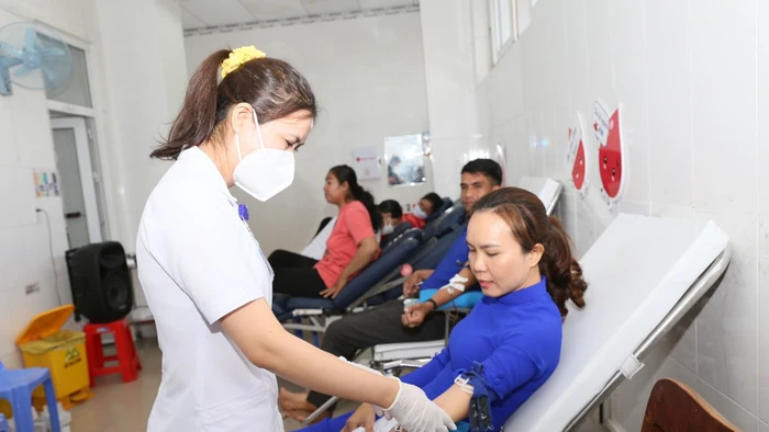 Đoàn viên thanh niên hiến máu tình nguyện tại Khoa Huyết học và truyền máu của Bệnh viện đa khoa tỉnh Ninh Thuận.