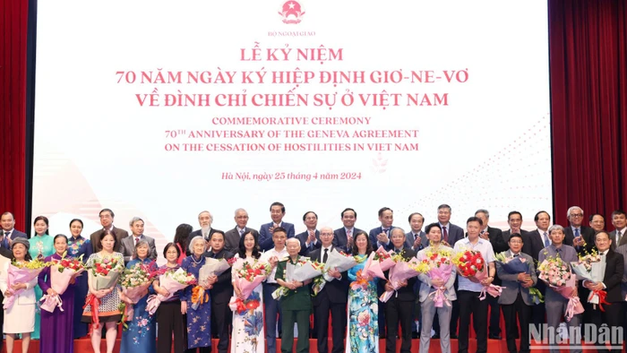 Trưởng Ban Đối ngoại Trung ương Lê Hoài Trung và Phó Thủ tướng Trần Lưu Quang tặng hoa, chúc mừng đại diện gia đình cán bộ tham gia phục vụ Hội nghị Geneve tại Lễ kỷ niệm.