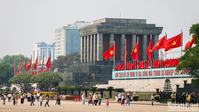 Từ sáng sớm, nhiều người dân, khách tham quan đã đến Quảng trường Ba Đình để chứng kiến Lễ thượng cờ trang nghiêm và xúc động trước Lăng Chủ tịch Hồ Chí Minh.