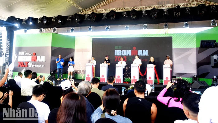 Ban tổ chức bấm nút khai mạc giải chạy BIM Group Ironman 70.3 Phú Quốc năm 2023.