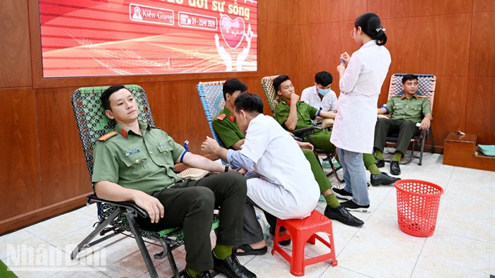 Cán bộ, chiến sĩ Công an tỉnh Kiên Giang tham gia hiến máu.