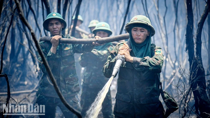 Cán bộ, chiến sĩ của các lực lượng Sư đoàn 330 (Quân khu 9), Công an tỉnh Kiên Giang, Bộ Chỉ huy quân sự tỉnh Kiên Giang có gần 100 giờ chữa cháy. 