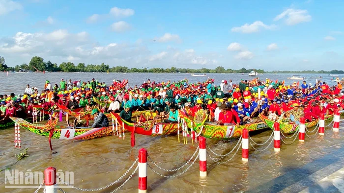 Các đội về dự giải đua ghe Ngo tại Ngày hội Văn hóa, Thể thao và Du lịch đồng bào Khmer tỉnh Kiên Giang lần thứ 16 năm 2024.