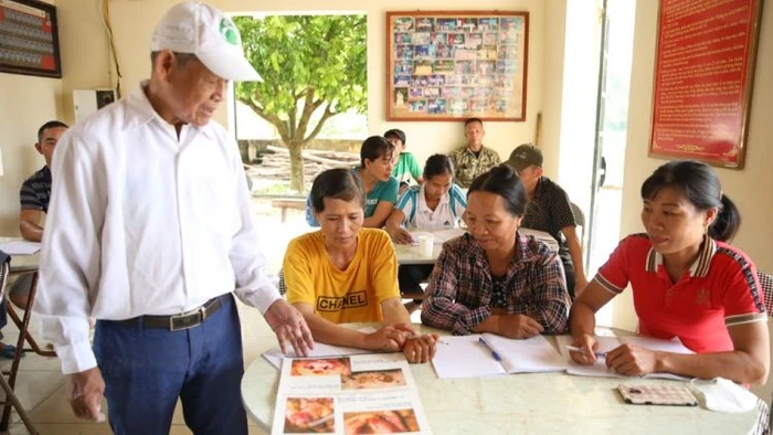 Lớp dạy nghề chăn nuôi gia súc, gia cầm dành cho hộ nghèo, cận nghèo được mở tại xã Yên Mỹ (Lạng Giang).