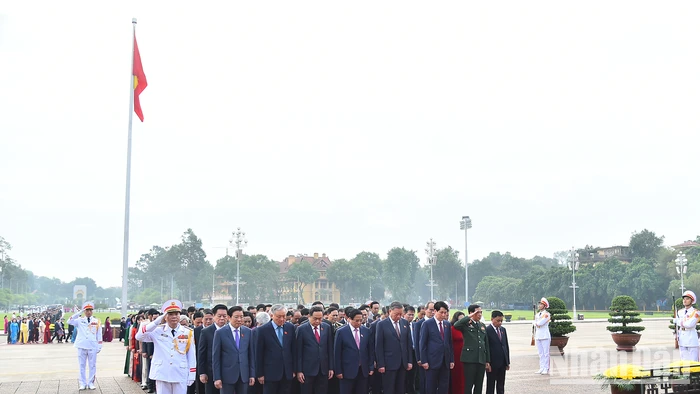 Tổng Bí thư, Chủ tịch nước Tô Lâm; Thủ tướng Phạm Minh Chính; Chủ tịch Quốc hội Trần Thanh Mẫn; Thường trực Ban Bí thư Lương Cường cùng các đồng chí lãnh đạo Đảng, Nhà nước, đại biểu Quốc hội thành kính tưởng nhớ Chủ tịch Hồ Chí Minh.