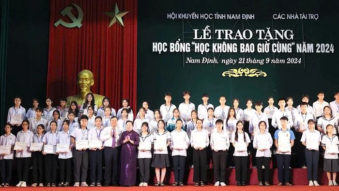 Lãnh đạo tỉnh Nam Định, Trung ương Hội Khuyến học Việt Nam trao học bổng cho các học sinh tại buổi lễ.