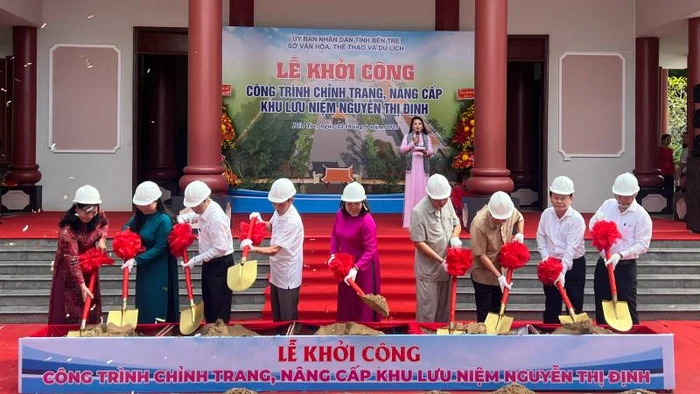 Lãnh đạo tỉnh tham dự buổi lễ thực hiện nghi thức động thổ khởi công công trình chỉnh trang, nâng cấp Khu lưu niệm Nguyễn Thị Định. (Ảnh: HOÀNG TRUNG)