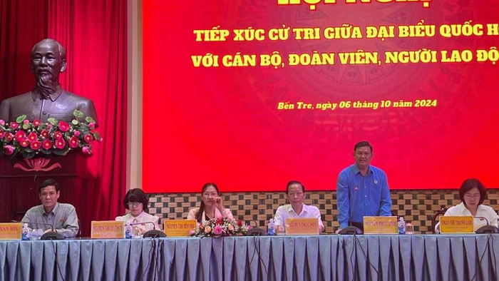 Đại biểu chủ trì hội nghị tiếp xúc cử tri là cán bộ, đoàn viên, người lao động tại tỉnh Bến Tre. (Ảnh: HOÀNG TRUNG)